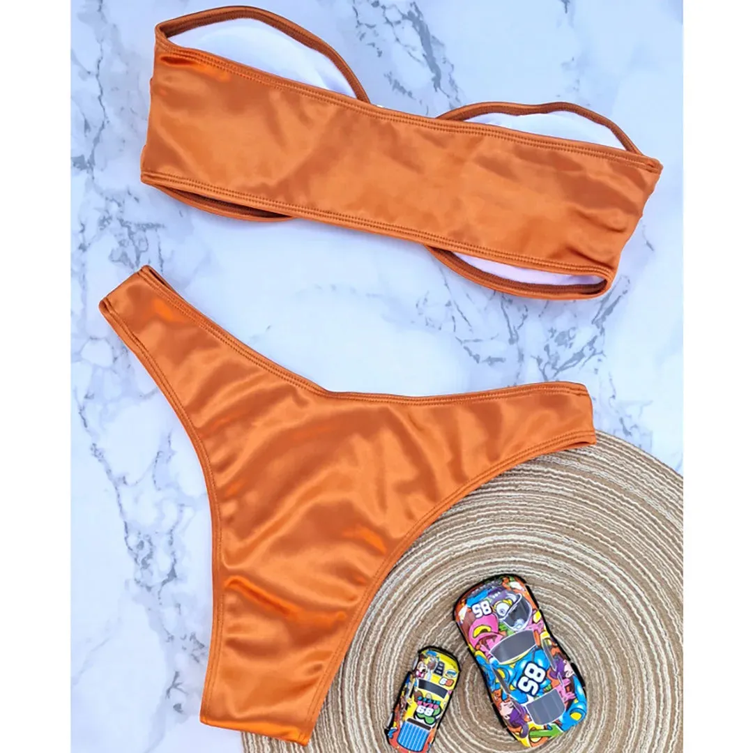 Sunset and Swim – Glänzender, trägerloser Bandeau-Bikini